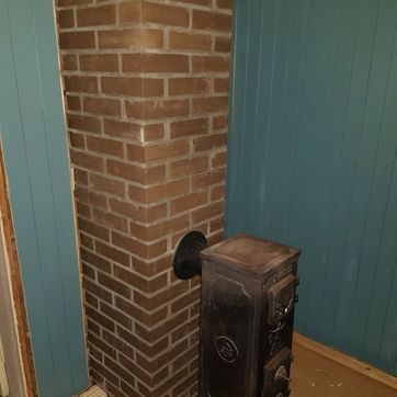 Ny pipe muret opp med keramisk innerrør. Gammel ovn montert tilbake